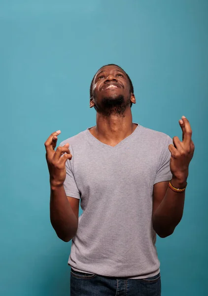 Bijgelovige volwassene houdt vingers gekruist om te vragen om geluk — Stockfoto