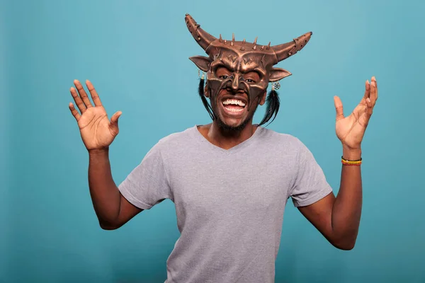 Ευτυχισμένος ενήλικας φορώντας φυλετική τελετουργική μάσκα προσώπου — Φωτογραφία Αρχείου