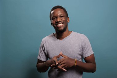 Stüdyoda gülümseyen ve el sıkışan neşeli modelin portresi.