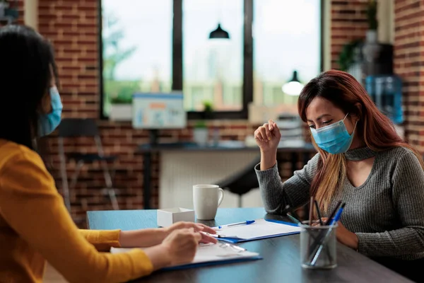 Koronavirüse karşı tıbbi maske takan girişimci kadınlar — Stok fotoğraf