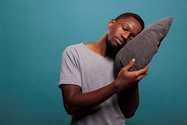 Κουρασμένος άντρας που χρησιμοποιεί άνετο μαξιλάρι για να νυστάξει και να κοιμηθεί — Φωτογραφία Αρχείου