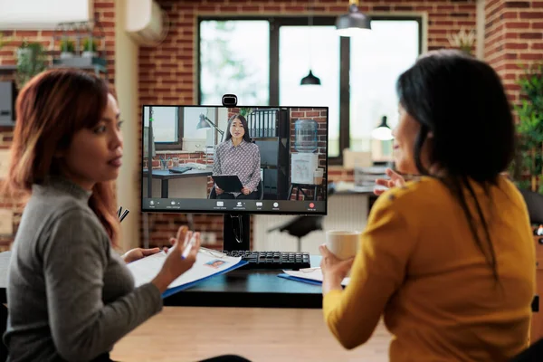 Zakenvrouwen die videocall-vergaderconferentie bijwonen — Stockfoto