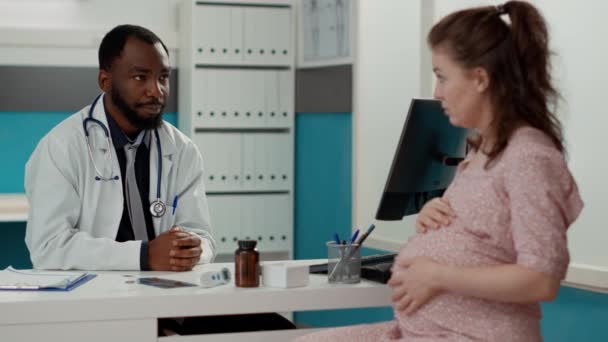 Huisarts in gesprek met zwangere patiënt — Stockvideo