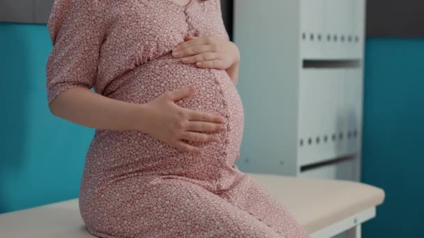 Έγκυος ασθενής που παρακολουθεί επίσκεψη ελέγχου με μαιευτήρα — Αρχείο Βίντεο