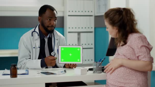 Samec specialista drží tabletu s horizontální zelenou clonou — Stock video