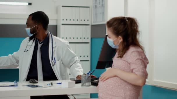 Lekarz specjalista wydający butelkę tabletek na receptę pacjentce w ciąży — Wideo stockowe