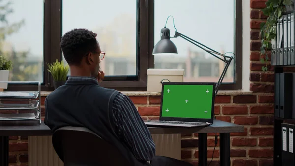 Homem de negócios trabalhando com laptop e tela verde em exibição — Fotografia de Stock