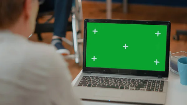 Mulher sênior usando laptop moderno com tela verde — Fotografia de Stock