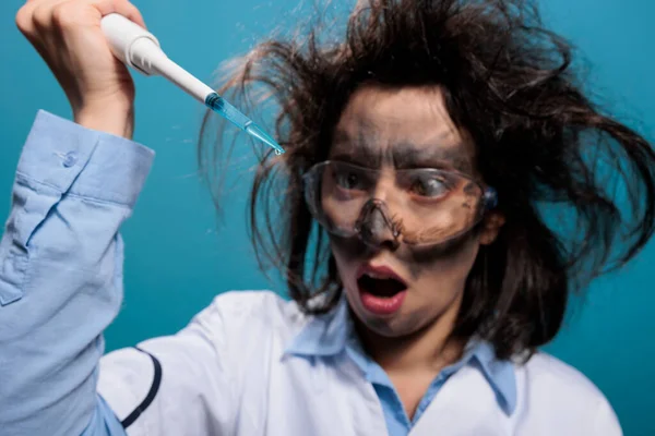 Galen galen kemi omsökare med smutsigt ansikte och rörigt hår experimentera med okända föreningar. — Stockfoto