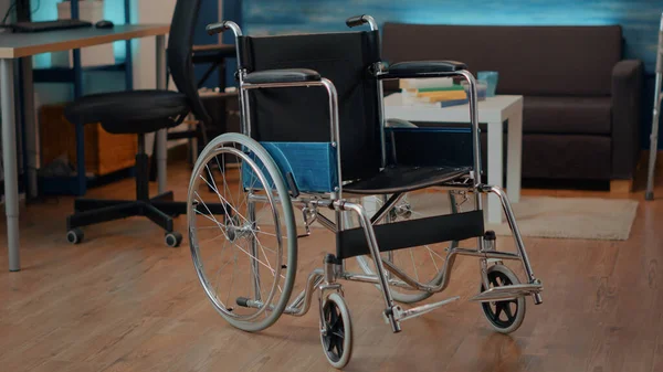 Sedia a rotelle nello spazio vuoto utilizzato da qualcuno con disabilità fisica — Foto Stock