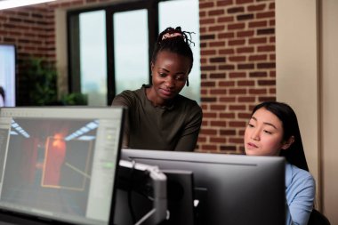 Yaratıcı ajans çalışanları, 3D modeller geliştirirken proje tasarım fikirleri geliştiriyorlar..