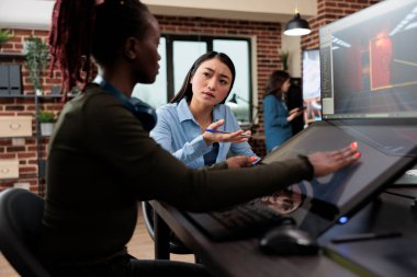 Seviye tasarımı ve 3D varlıklar hakkında konuşan oyun geliştirme yaratıcı ajansı sanatçıları