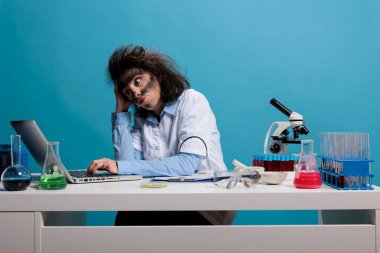 Kimya laboratuarındaki patlamadan sonra laptopta kirli yüzüyle araştırma yapan vahşi aptal kadın..