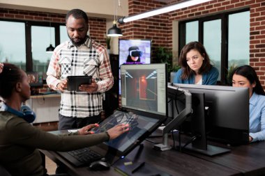 Seviye tasarım ve çevre üzerinde çalışan birden fazla ekranı olan oyun endüstrisi geliştiricisi.