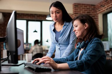 Yaratıcı tasarımcılar PC 'de dijital sanatları geliştirirken 3D teknolojiyi tartışıyorlar..