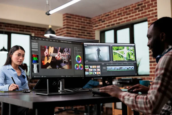 Post productie afdeling teamleider bewerken filmbeelden met behulp van geavanceerde technologie software. — Stockfoto