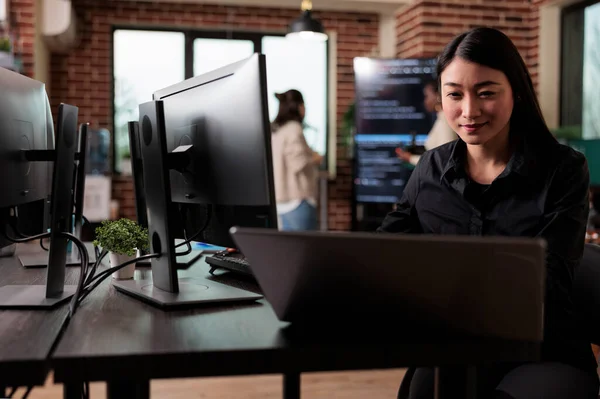 Vertrauensperson für Cyber-Sicherheit greift auf Administratorrechte zu, indem sie Firewall-Abwehrsystem umgeht. — Stockfoto