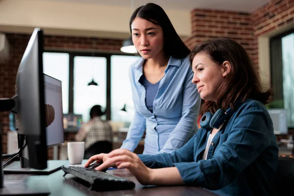 Yaratıcı tasarımcılar PC 'de dijital sanatları geliştirirken 3D teknolojiyi tartışıyorlar..