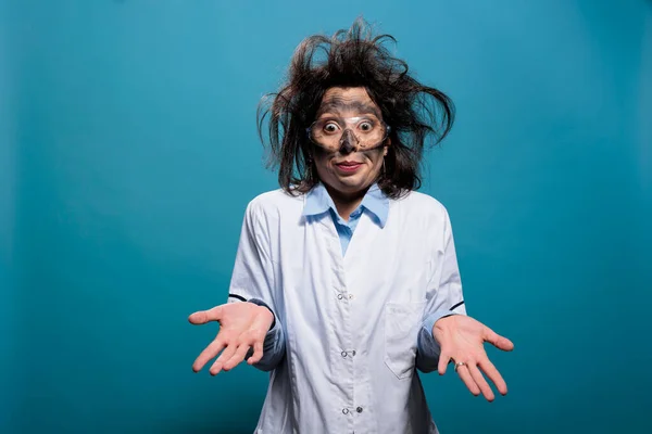 Дурний смішний божевільний хімік з брудним волоссям і брудним обличчям не знає, чому вибух опущений під час хімічного експерименту . — стокове фото