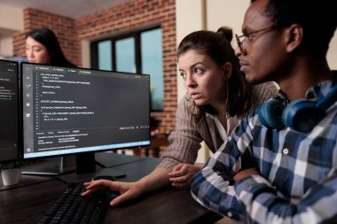 Üst teknoloji mühendisi, paylaşımcı dosya paylaşım yeteneği üzerinden platform bilgilerini şifreleme.