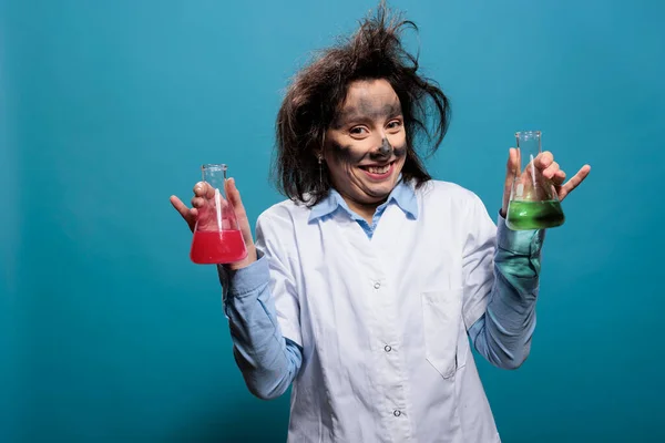Dumma galna kemi expert med rörigt hår hålla glasflaskor fyllda med giftiga kemiska föreningar. — Stockfoto