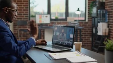 Video konferansında yöneticiyle yönetici asistanı toplantısı