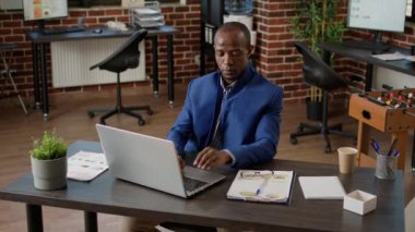 Ofis çalışanı dizüstü bilgisayardaki araştırma bilgilerini analiz ediyor