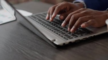 Şirket yöneticisi dizüstü bilgisayardaki proje bilgileriyle çalışıyor