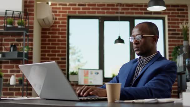 회사 직원 이 노트북으로 사업 보고서를 작성하는 모습 — 비디오