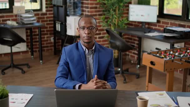 Портрет менеджера проекту, який сидить за офісним столом для роботи на ноутбуці — стокове відео