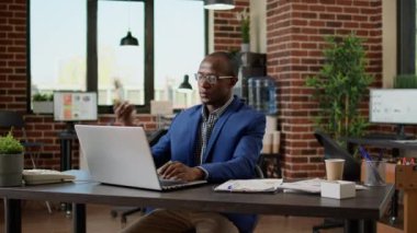 Şirket sekreteri uzaktan konuşmak için sabit telefon kullanıyor.