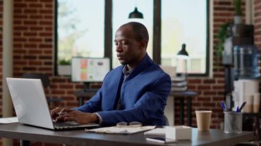 Erkek danışman iş stratejisi geliştirmek için evrak kullanıyor