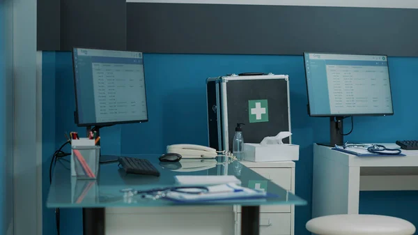 Escritorio vacío en consultorio médico con computadora e instrumentos médicos —  Fotos de Stock