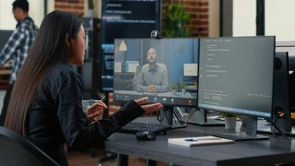 Programador de software freelancer em videoconferência com proprietário do projeto discutindo prazo de codificação — Fotografia de Stock