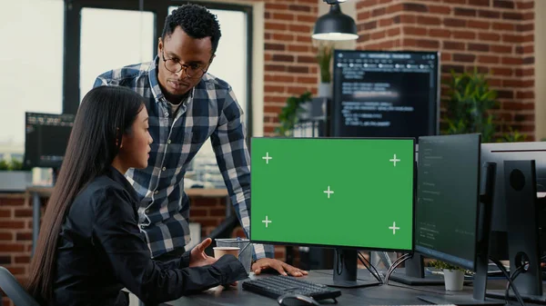 Смешанная команда программистов, анализирующих исходный код, рассматривая макет хромы зеленого экрана — стоковое фото