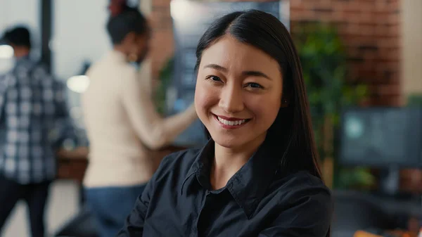 Portrait of smiling asian software developer looking at camera — Stock Photo, Image