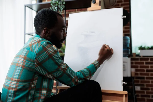 Afro-americano artista desenho vaso modelo no branco lona — Fotografia de Stock