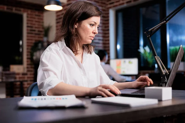 Маркетингова компанія бізнес-леді, що сидить на робочому місці в офісі при перегляді бухгалтерської документації . — стокове фото