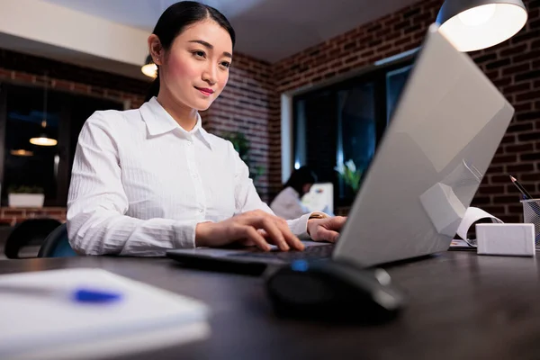 Confident young adult entrepreneur working on laptop while developing marketing strategy. — Stock Photo, Image