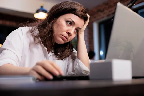 Impiegato stanco dell'azienda seduto alla scrivania nello spazio di lavoro dell'ufficio — Foto Stock