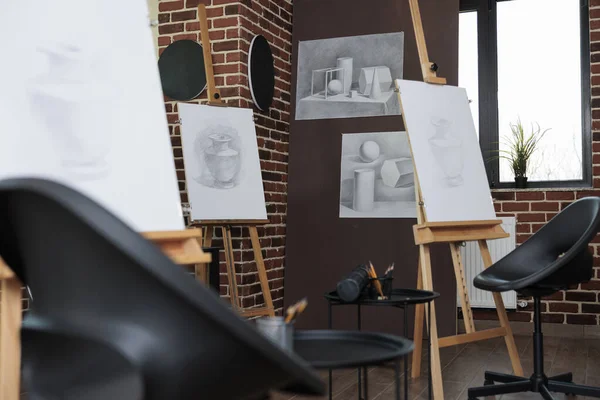 No people in empty drawing class prepared for drawing lesson — Stock Photo, Image