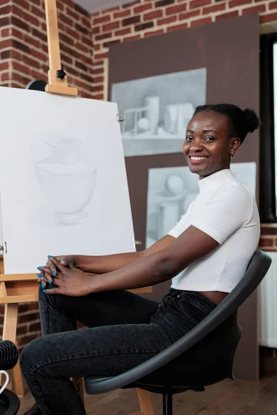 Портрет афроамериканського студента, який подає уроки малювання. — стокове фото