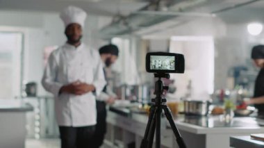 TV 'de yemek pişiren erkek aşçıyı kameraya alıyorum.