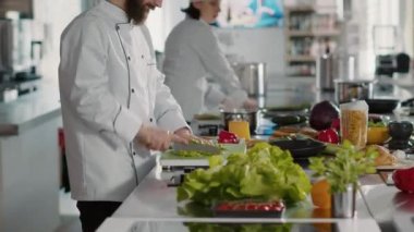 Profesyonel şefin özgün portresi kerevizi gurme yemeğine hazırlıyor.