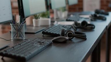 Çoklu monitörlü ve modern aygıtlı boş masa