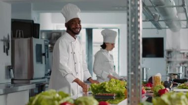 Afro-Amerikan aşçının özgün portresi yemek hazırlıyor.