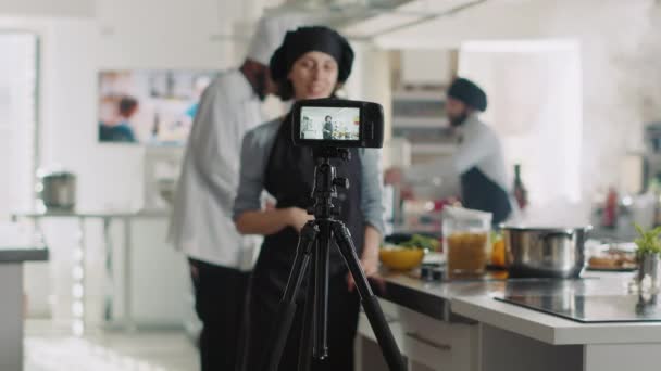 Vlog camera filming cooking show video with professional cook — Stock Video