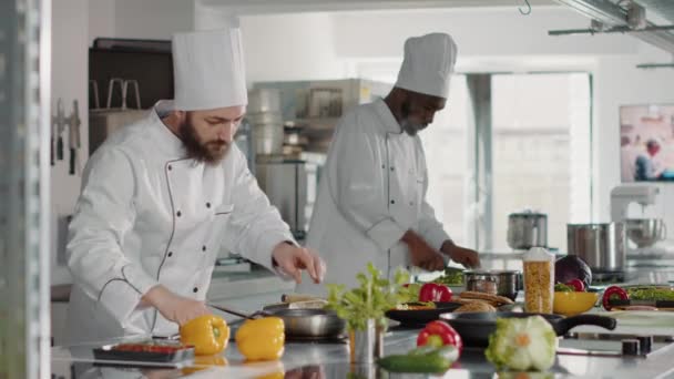 Cozinha autêntica adicionando parmesão desfiado em prato saboroso — Vídeo de Stock