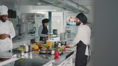 Mutfak içeriğini kaydeden çok ırklı bir ekip.