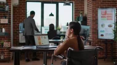 Asyalı kadın iş yerinde telefon çalıyor.